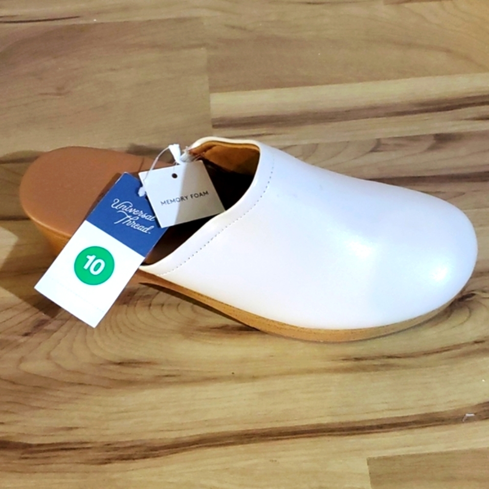 Brand new with tag women's Universal Thread chunky wooden heel mules. Size 10